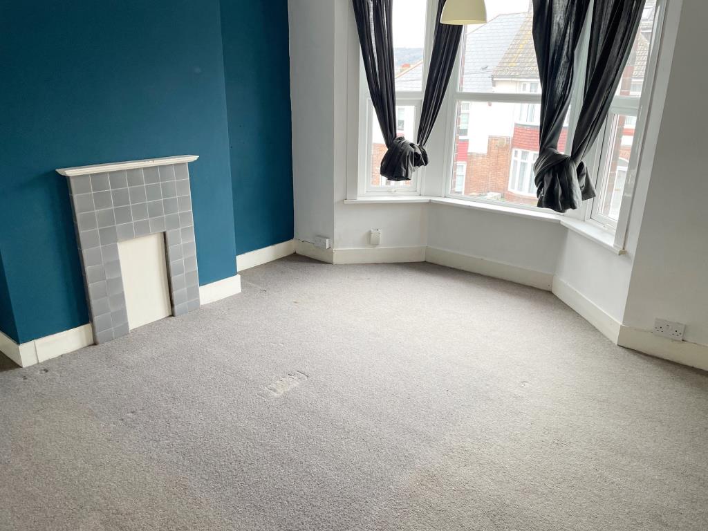 Lot: 135 - THREE BEDROOM SEMI-DETACHED HOUSE FOR IMPROVEMENT - bedroom 1